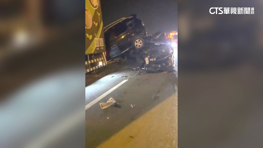 國道竹南4車追撞　車被夾扁變廢鐵三人送醫