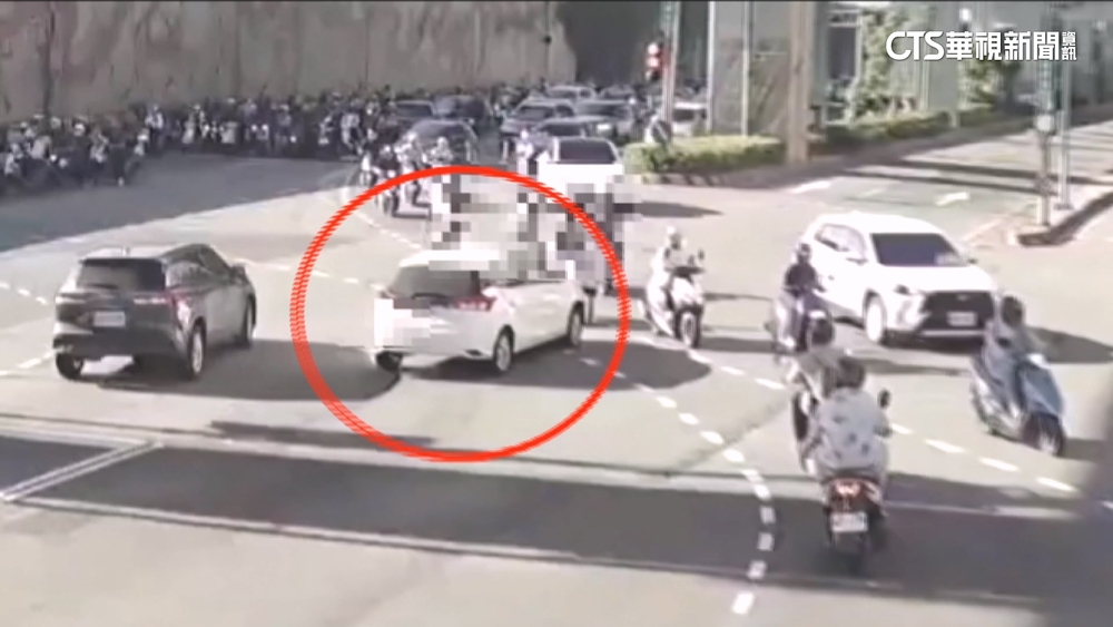 三重女子開車闖紅燈　2騎士遭撞飛倒地送醫