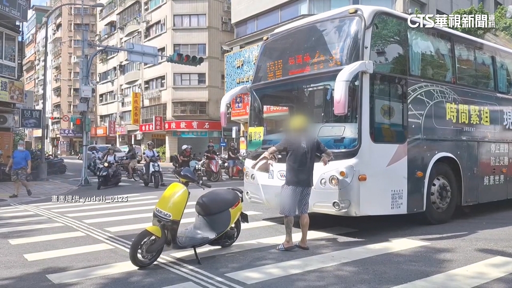 疑不滿客運駕駛按喇叭　機車騎士拿安全帽怒砸車窗