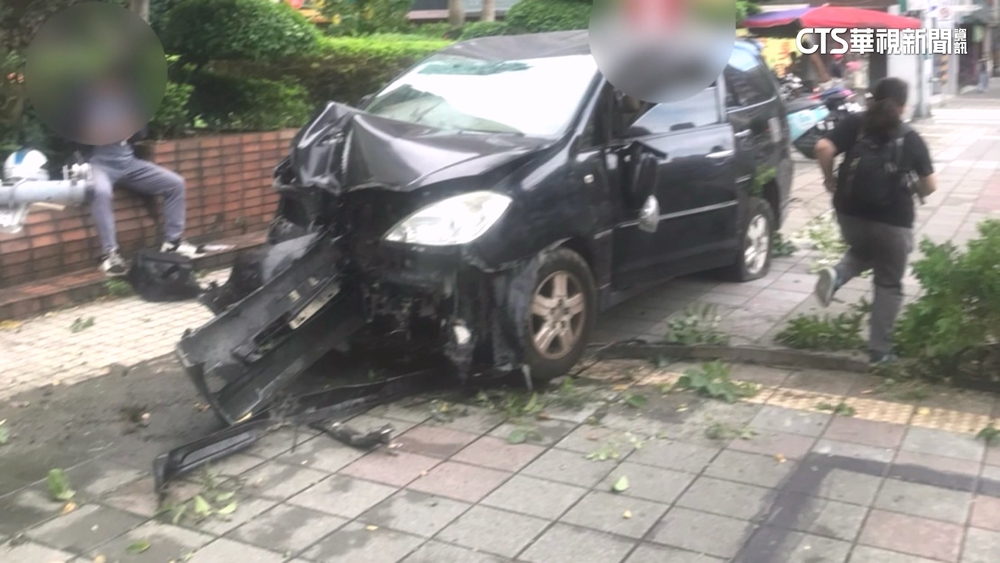 松山機場附近驚險車禍！駕駛頭暈失控暴衝2人傷