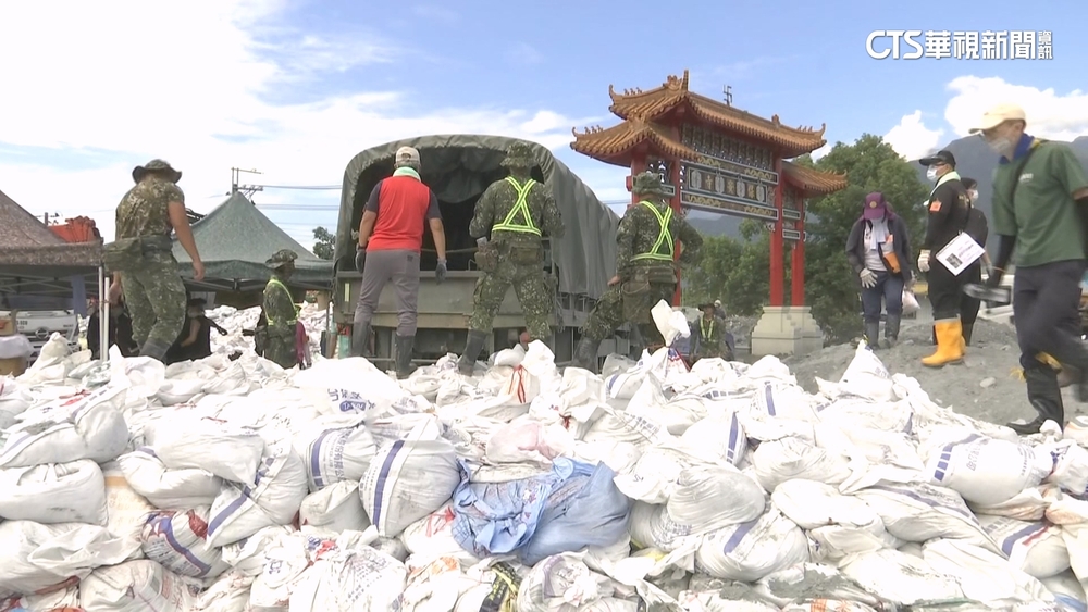 佛祖街沙包比人高！　憂颱風二度釀災　千個沙包備戰