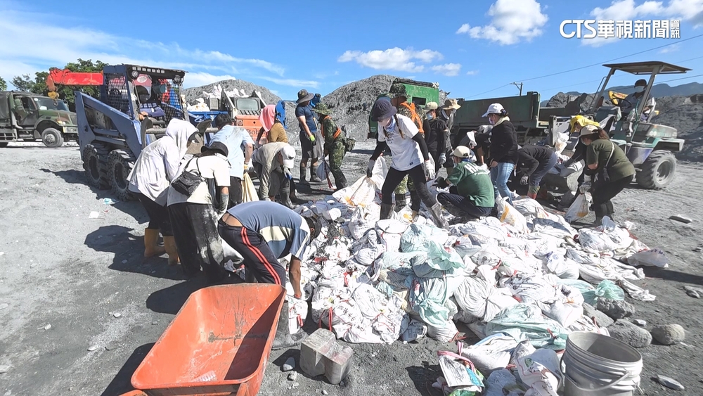 佛祖街沙包比人高！憂颱風二度致災　千袋沙包備戰