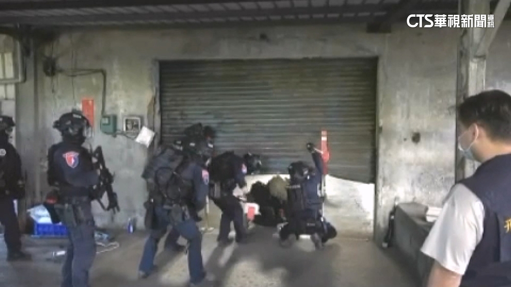 荷槍實彈破K毒工廠　搜出近2噸市價破15億