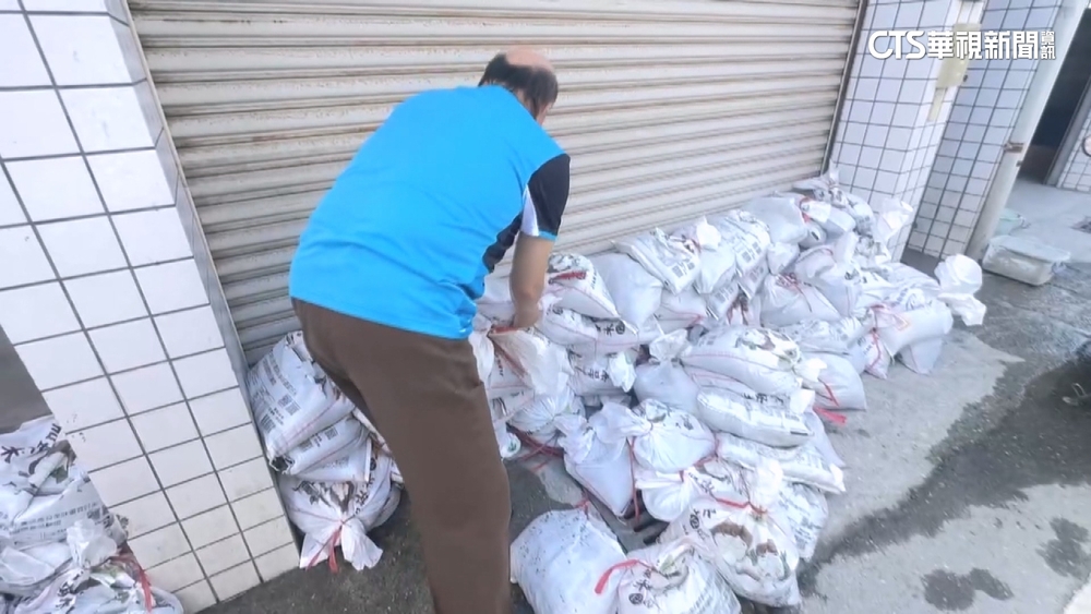 防颱風「風神」致災！　光復居民急堆沙包.下午撤離演練
