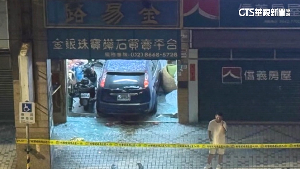 凌晨撞進店面　中古車業務：試車緊張暴衝　銀樓喊告
