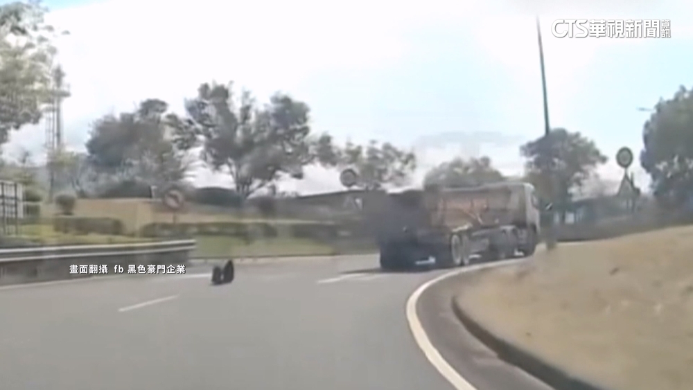 國道驚險直擊！　砂石車「接連爆胎」滾落地面幸無傷亡