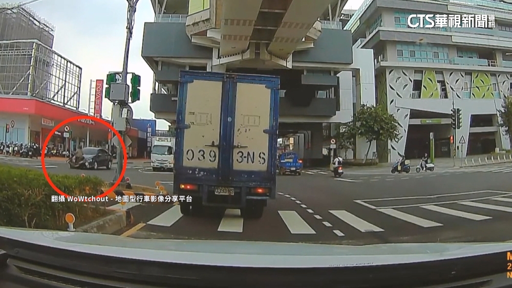 違規左轉撞轎車！　酒駕騎士半空「翻好幾圈」重摔