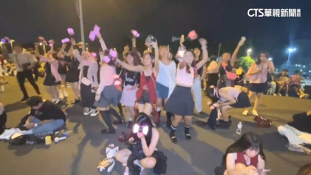 BLACKPINK世運開唱　無票粉絲場外聽漏音嗨翻