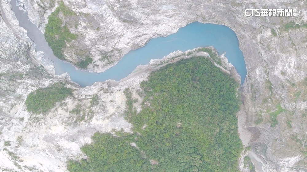 燕子口堰塞湖「絕美藍」危機　監測仍危險設法降挖