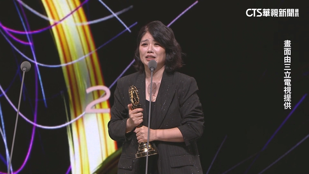 嚴藝文「影后」奪最佳導演　演員群淚崩相擁