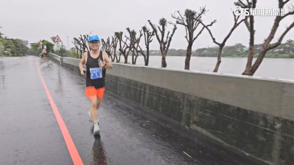 雨炸冬山河！　馬拉松跑者「全溼」笑稱：　有降溫作用