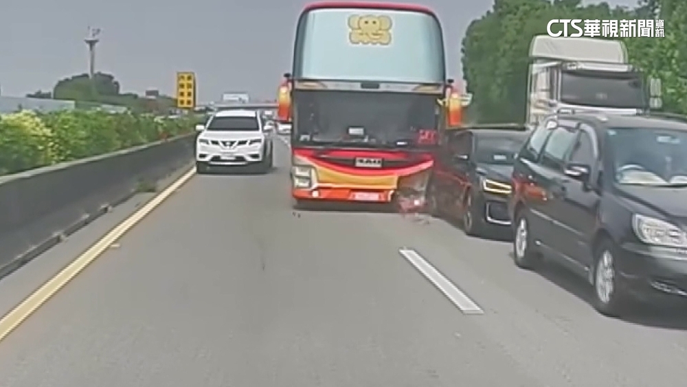 國道塞車「打雙黃燈」減速　遊覽車沒剎住連撞2次