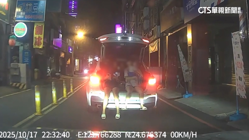 離譜！　宜蘭轎車路中臨停載人　「2女抱嬰兒」坐進後車廂