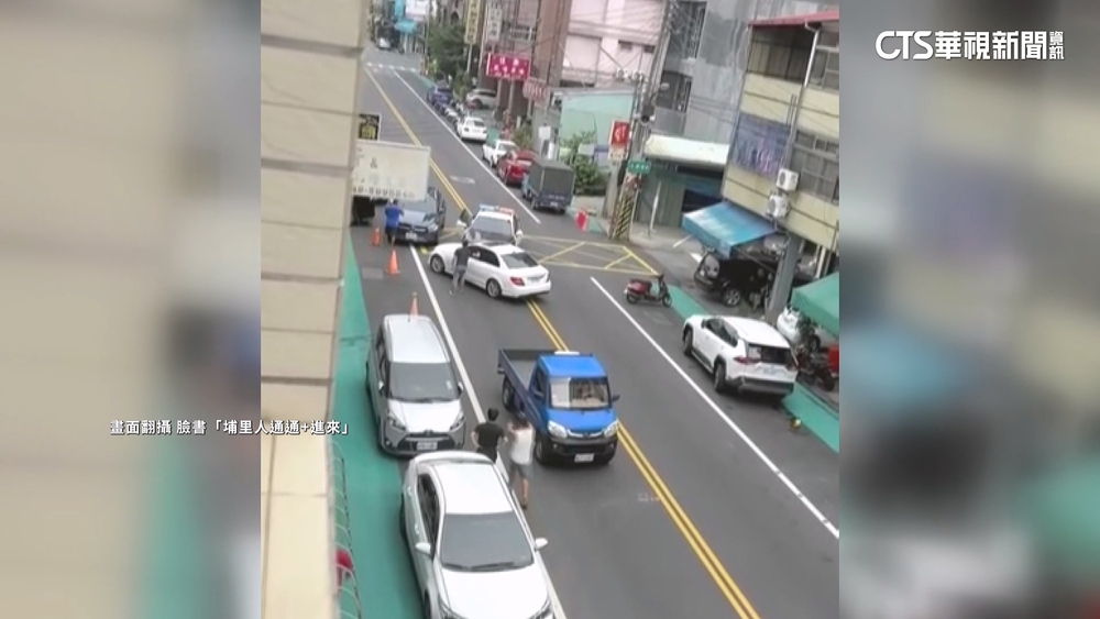 疑吃安眠藥精神不佳！　女駕駛連撞14車　遭警開車攔下