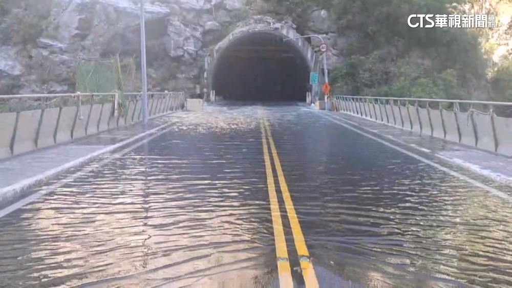 太魯閣自然美景吸大批遊客　今「水淹路面」禁止進入
