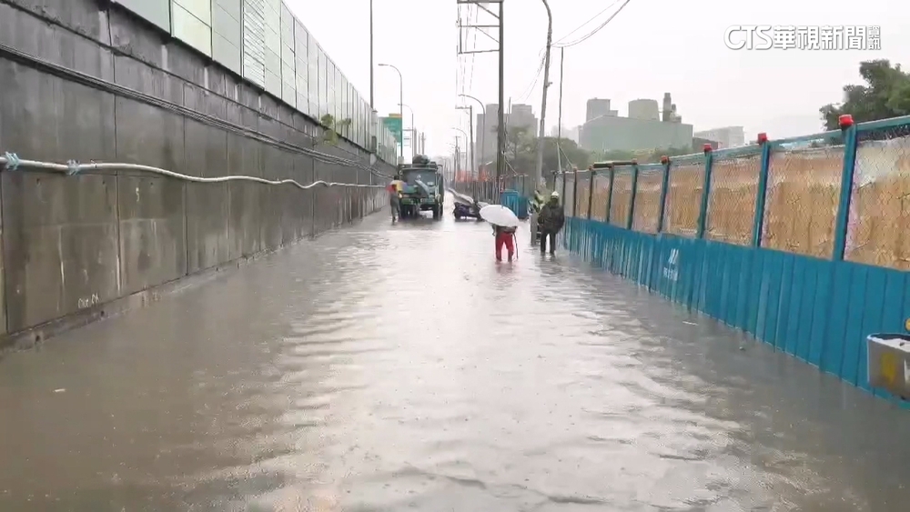 雙北大雨！汐止一度積淹水　北市6米皮卡丘「提早下班」