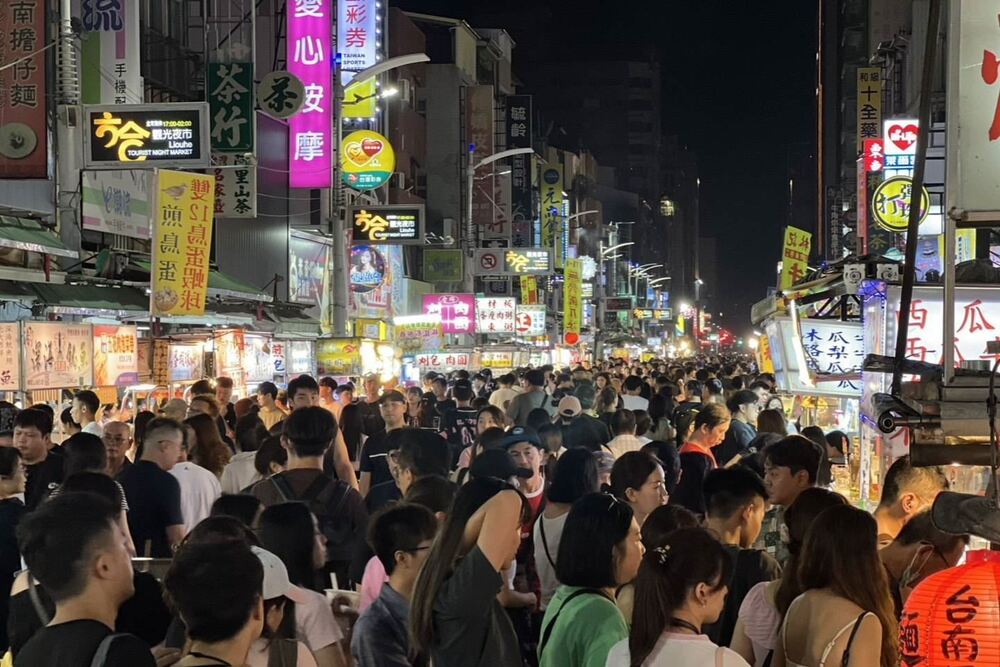 BLACKPINK演唱會帶動3億觀光產值　夜市凌晨人潮不散　攤商手沒停過