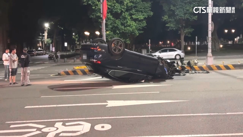 名車自撞四輪朝天　驚見酒駕累犯又違規