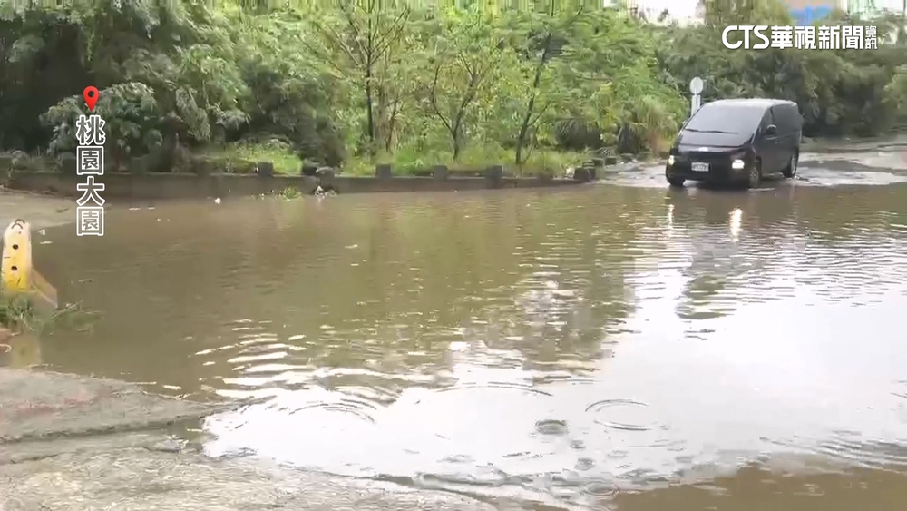 暴雨襲桃園！車卡水坑受困　通勤族哀上班來不及
