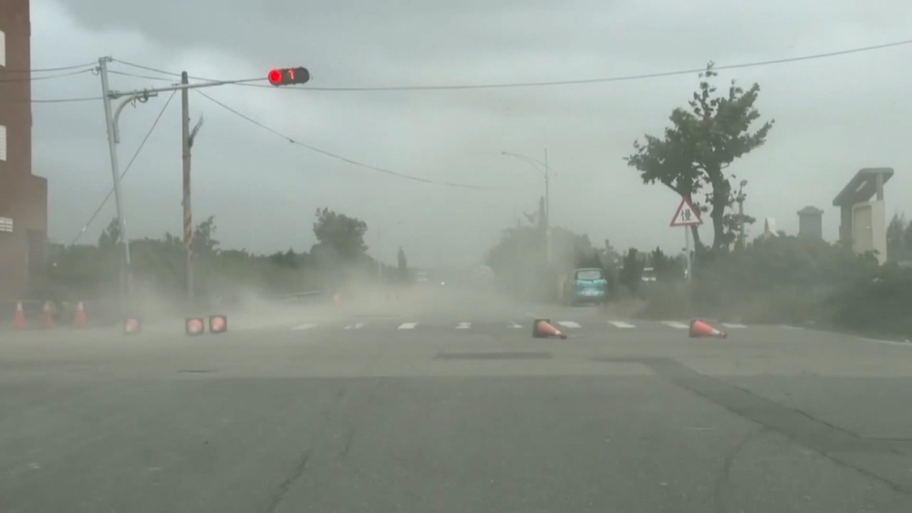 氣象署發布強風特報　鹿港風飛沙景象如沙塵暴
