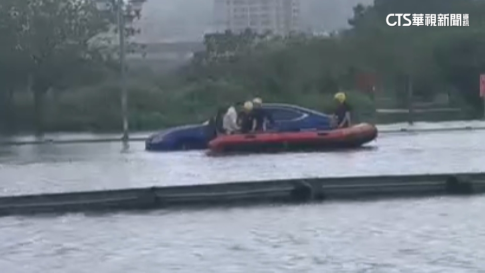 大雨炸雙北！　轎車受困疏洪一路　2人1犬順利脫困