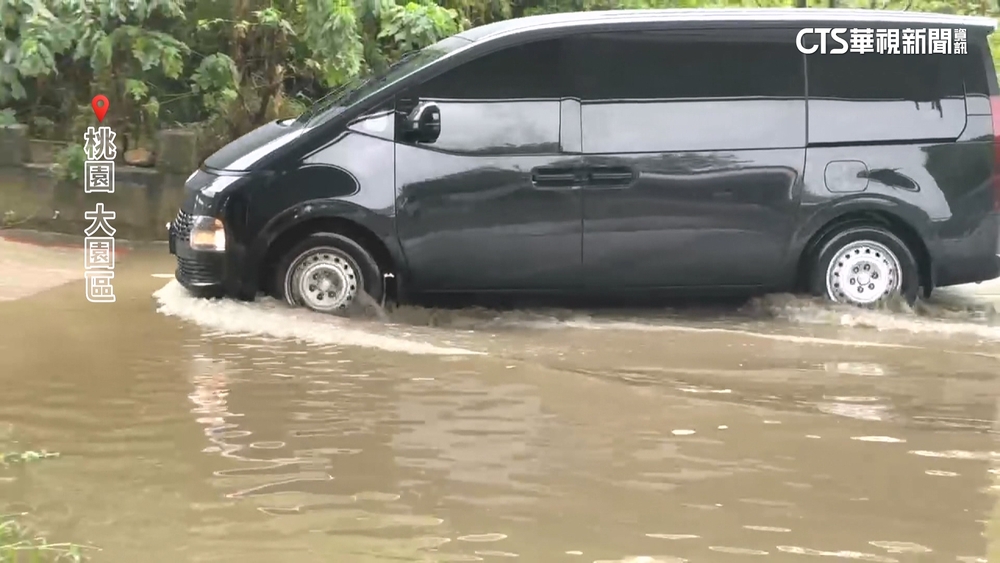 北台灣暴雨！　桃園多處路面淹水　駕駛「卡水坑」受困