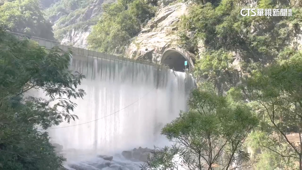 燕子口堰塞湖湍急「距壩頂4.8公尺」　下游居民撤離