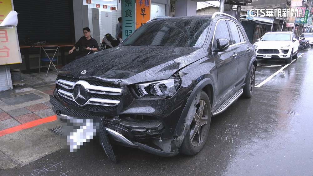 老董駕車撞雙載機車！騎士送醫不治　7旬夫妻生死別