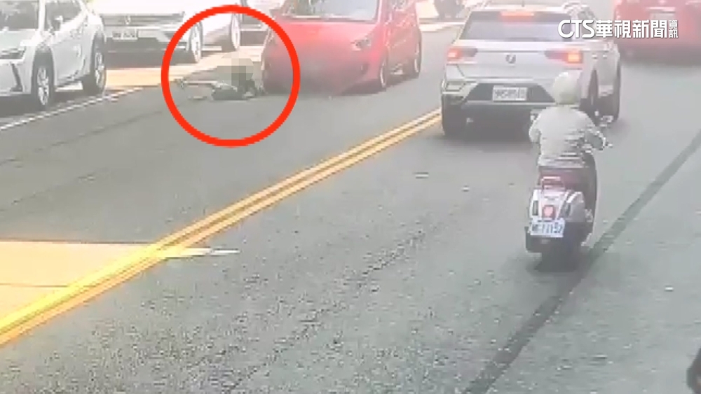 男童闖車陣違規過馬路　遭轎車撞飛幸無大礙