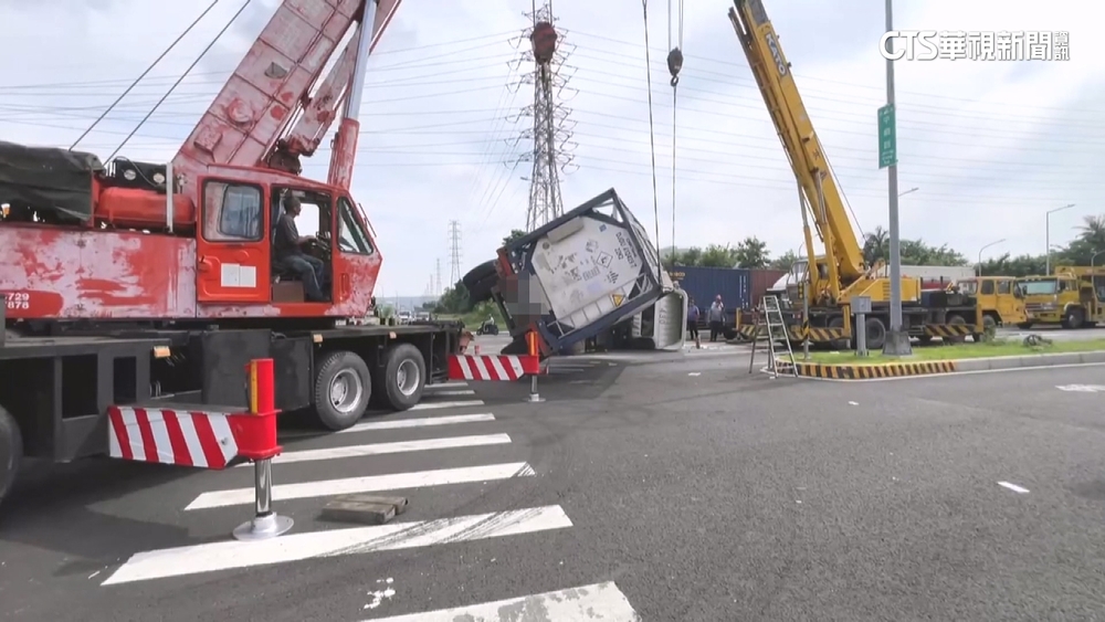 化學車疑車速過快！翻覆橫躺路口　後方車急閃