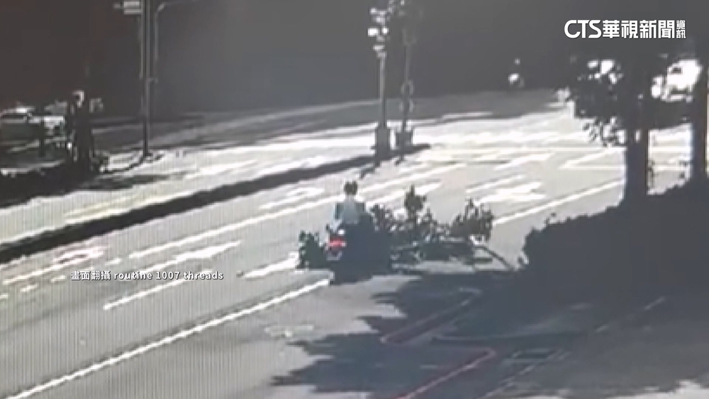 台中市區瞬間陣風達7級　樹倒害摔車.新光三越玻璃破