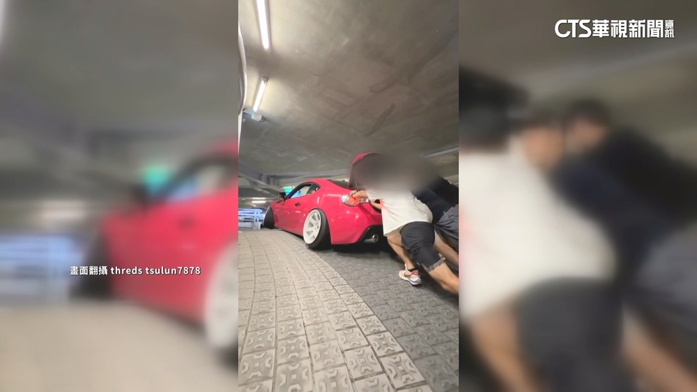 驚險！　底盤太低「後輪空轉」卡斜坡　4壯漢推車脫困