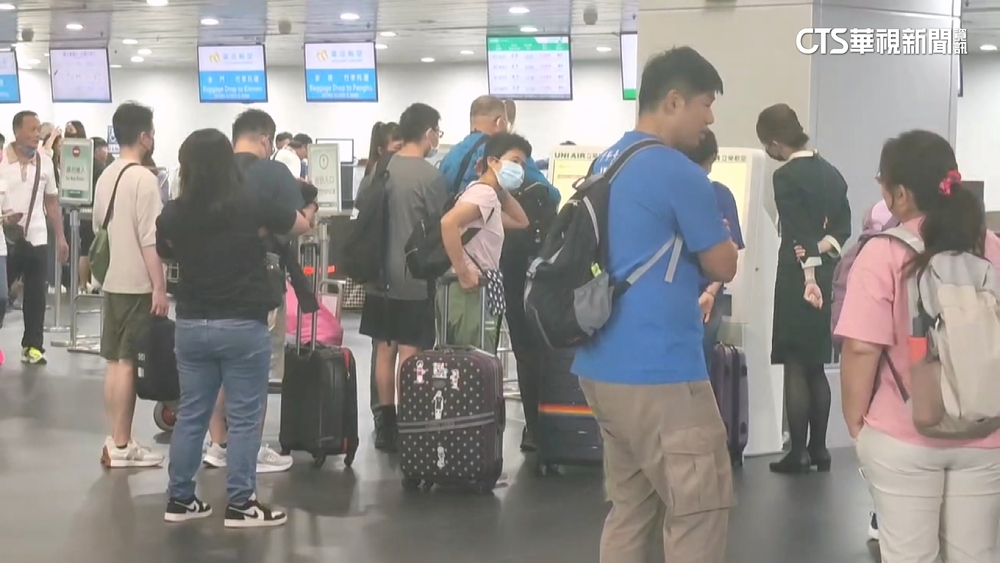 雲林全運會連休10天　台中機場機場擠滿人.外幣換光光