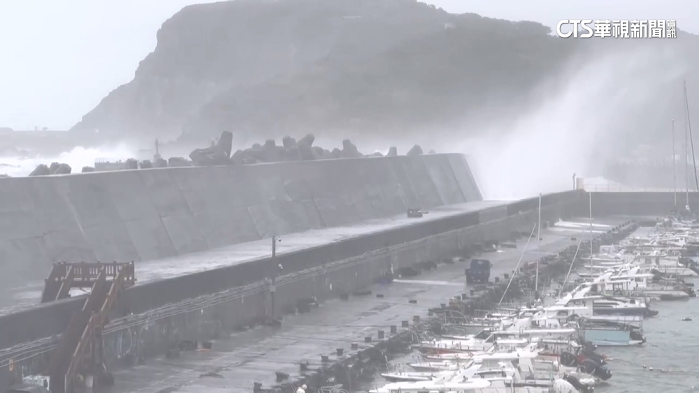 巨浪越堤防不斷沖刷！　基隆碧砂漁港驚見轎車嚴重變形