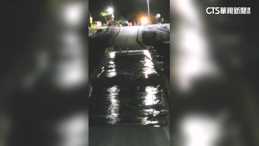 馬太鞍溪「新堰塞湖溢流」　泥水夾帶枯枝一度淹過橋面