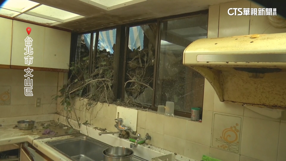 北市豪雨土石流！　文山區邊坡滑落衝屋　居民暗夜逃