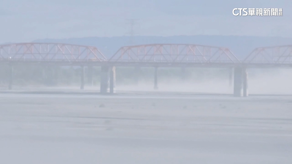 雲林吹11級強風.沿海嚴重揚塵　民嘆：一天掃10幾次地