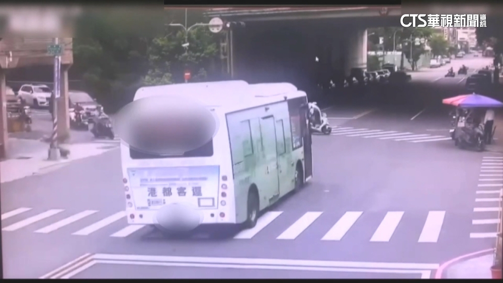 驚！　公車疑闖燈還按喇叭險撞騎士　警將舉發