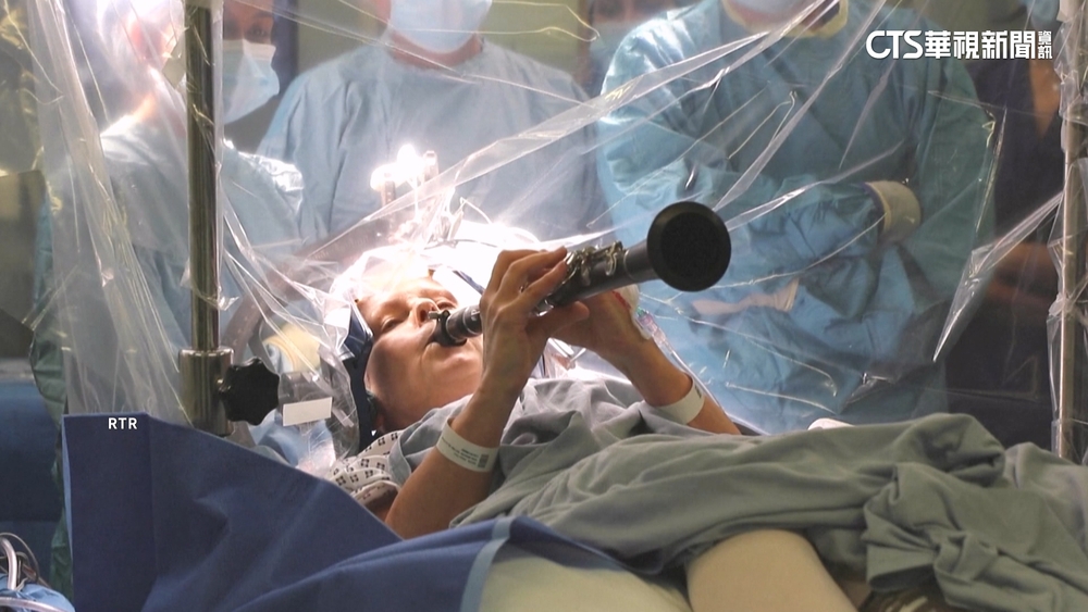 英國「深部腦刺激」手術　患者開腦邊吹豎笛