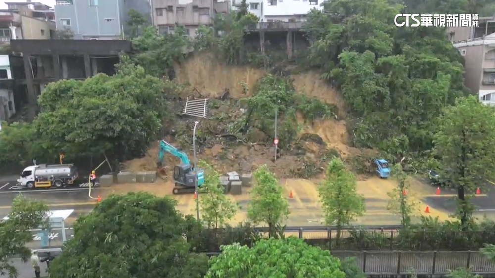 汐止暴雨不斷！　邊坡土石崩塌　康寧街泥流阻路