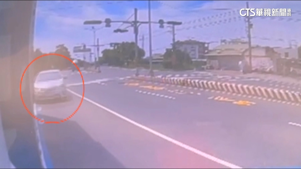 轎車高速撞貨車尾！　板金零件散滿地　警：酒測值0