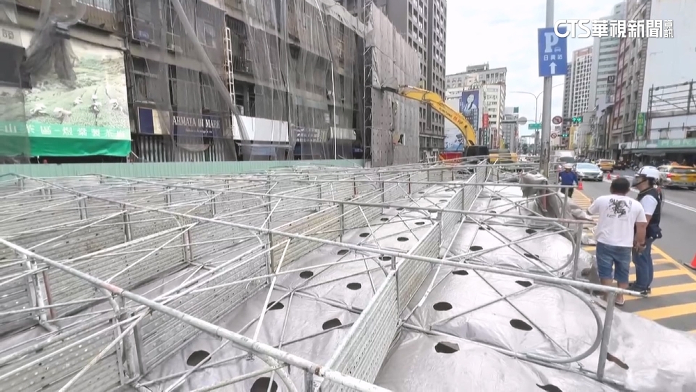 拆除作業鷹架整片傾倒1傷　中市府：勒令停工罰18萬