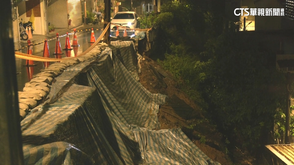 雙北雨彈狂炸！三峽二鬮路邊坡崩塌　住戶急撤離