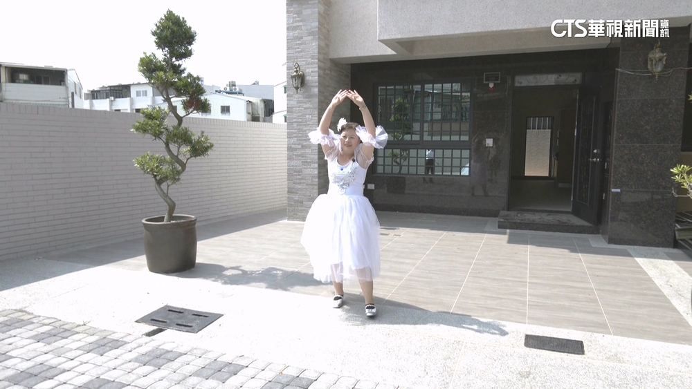 房市低迷業績慘　房仲跳天鵝湖.搞笑舞吸買家開紅盤