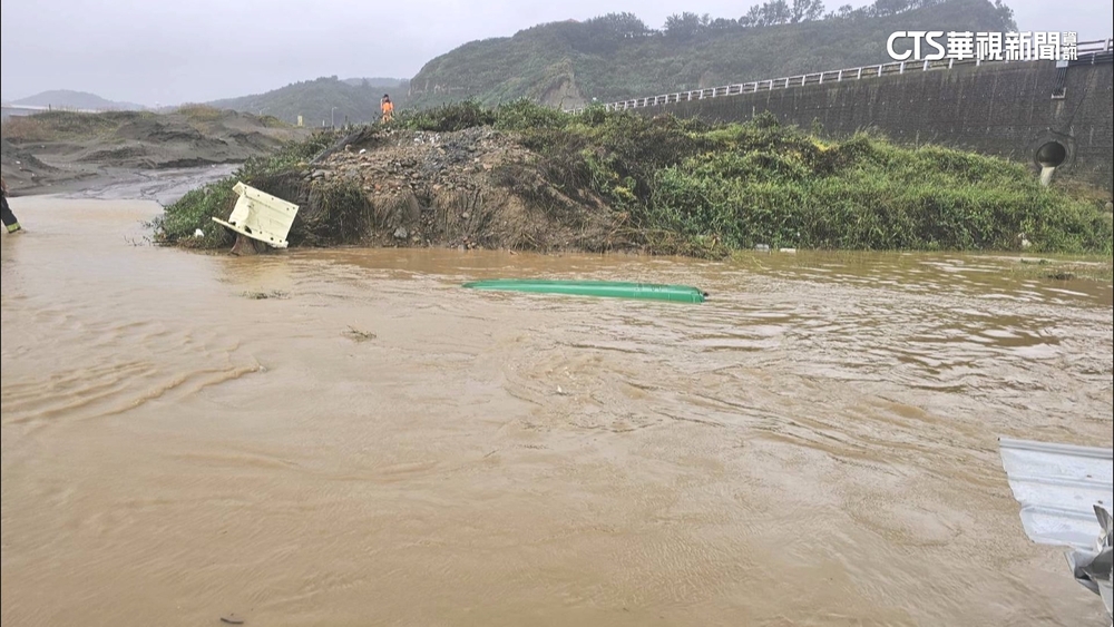 疑不熟路況車開進溪裡！　郵差急爬車頂待救