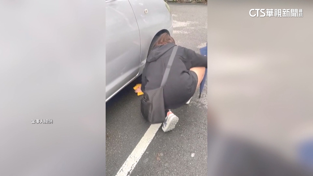 陌生女「偷在車底塞錢」　被抓包辯：主管要來拿