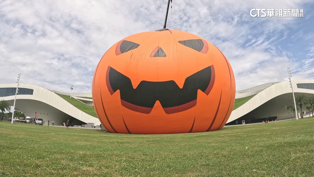 衛武營22公尺「巨型南瓜」登場　兒童扮小南瓜萌翻天