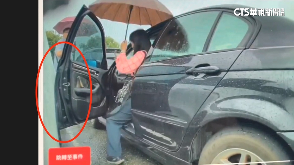 女開門「二撞隔壁電動車」　「全程不理」哨兵模式全錄下