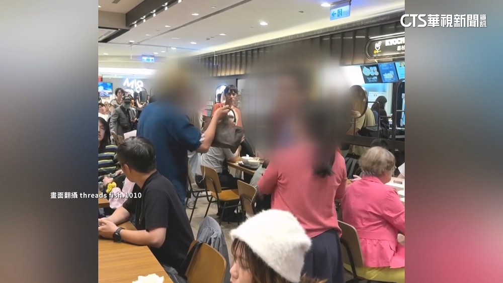 信義區百貨美食街用餐　突遭陌生人「持包包K頭」