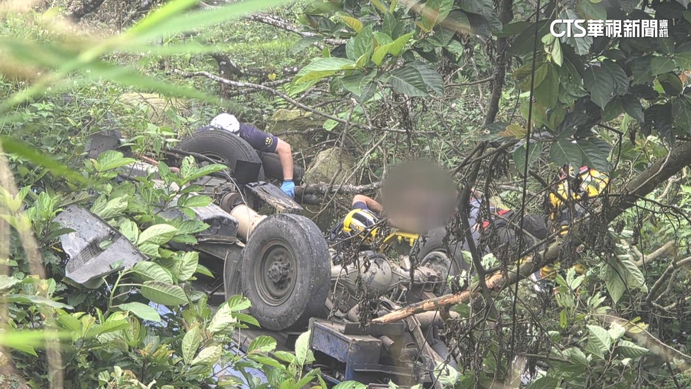 山路蜿蜒「小貨車跌落20米邊坡」　駕駛一度受困車內